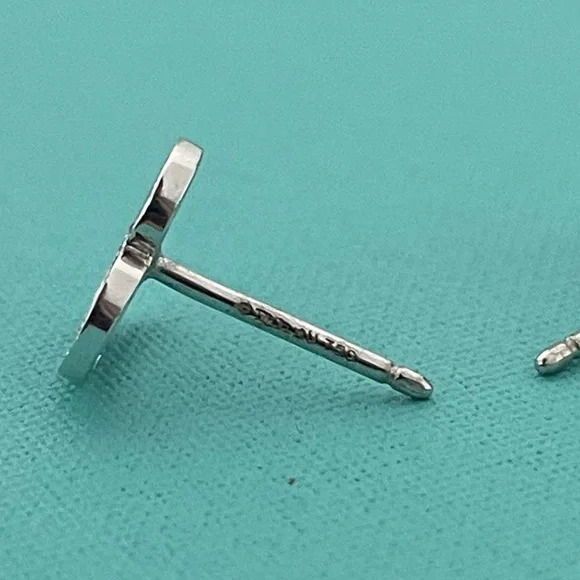 ❌SOLD❌Tiffany white gold diamond metro heart earrings - Picture 7 of 10